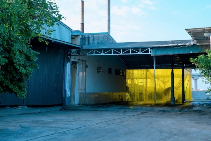 ảnh phía sau cổng chính